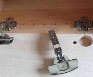 Pot hinge for quick mounting